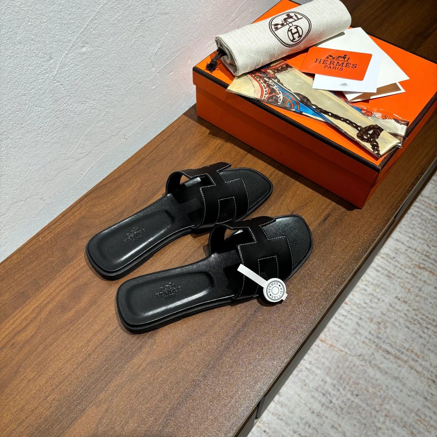 👟👟Ex-factory price 480👟👟 Brand💗: The latest color series from HERMES official website Code number💗: 35-40 full size (34 41 42 customized, non-refundable and non-exchangeable) Upper material💗: Classic plain calfskin Sole material💗: Zero-crack genuine leather mid-sole👑👑👑 Fully dyed HERMES Plain calfskin sandals, a historical representative work, the timeless classic H sandals, suitable for home and travel, this shoe is the finishing touch of your wardrobe, it looks great on the feet💃🏻💃🏻💃🏻